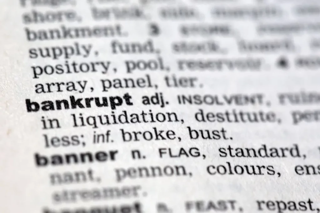 Close-up of the word ‘bankrupt’ in a dictionary, emphasizing the meaning and reality of bankruptcy.